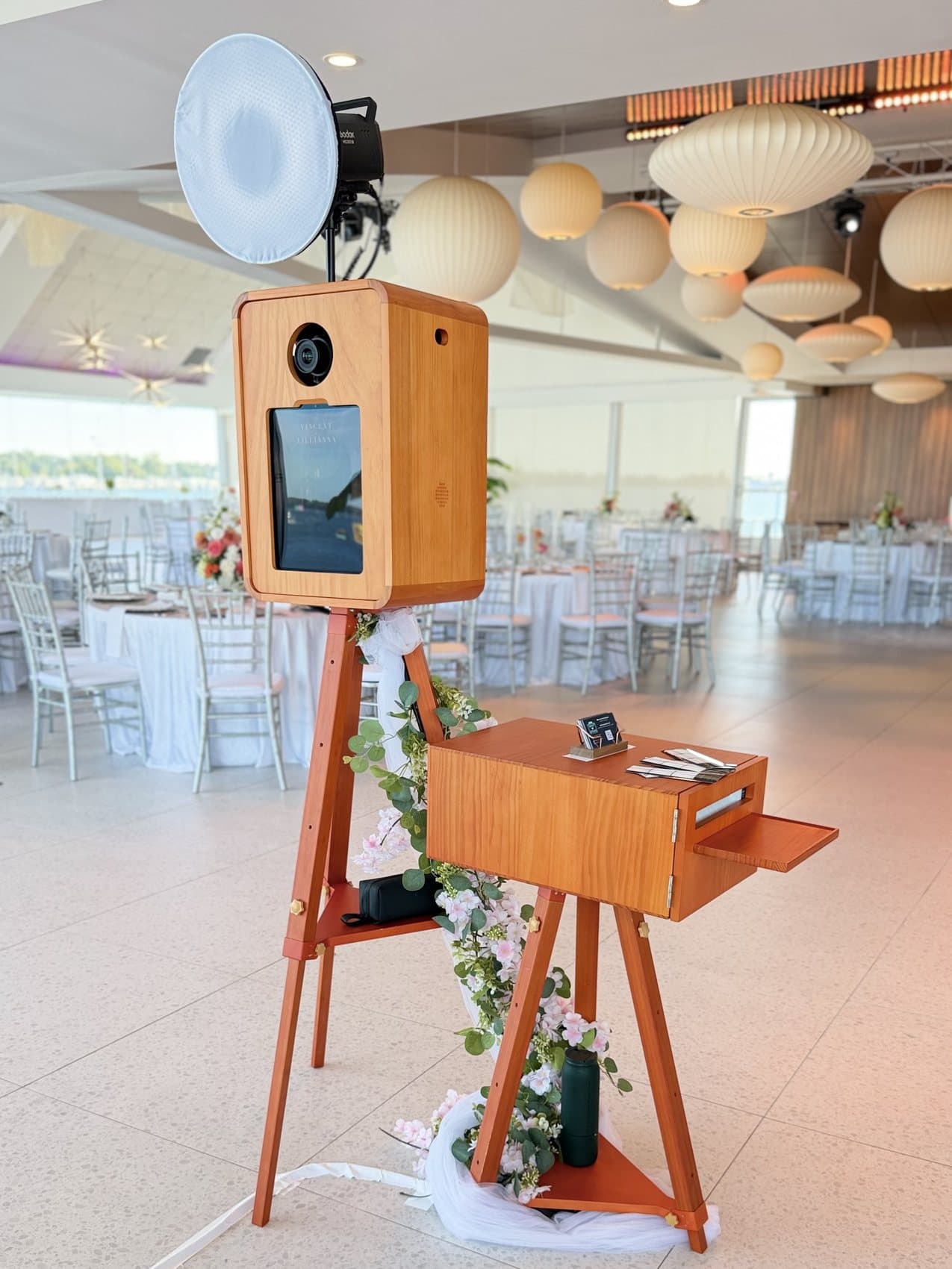 Vintage Booth — Warm wooden charm & timeless prints